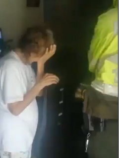 Abuelita recibiendo mercado de policías