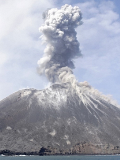 Erupción del volcán Anak Krakatoa, Indonesia, en 2018
