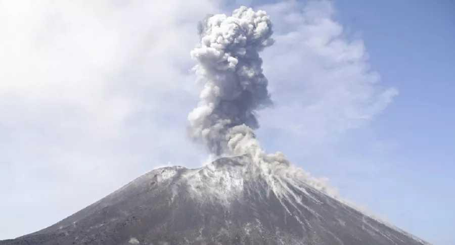 Erupción del volcán Anak Krakatoa, Indonesia, en 2018