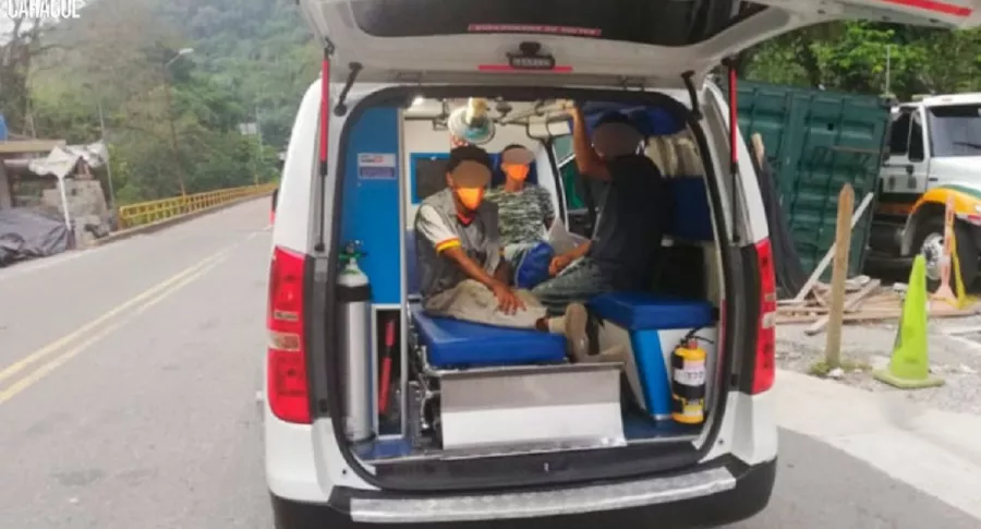Ambulancia sorprendida transportando presos
