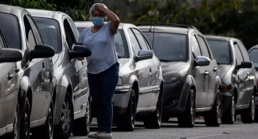 Fila de carros en Venezuela, esperando por gasolina