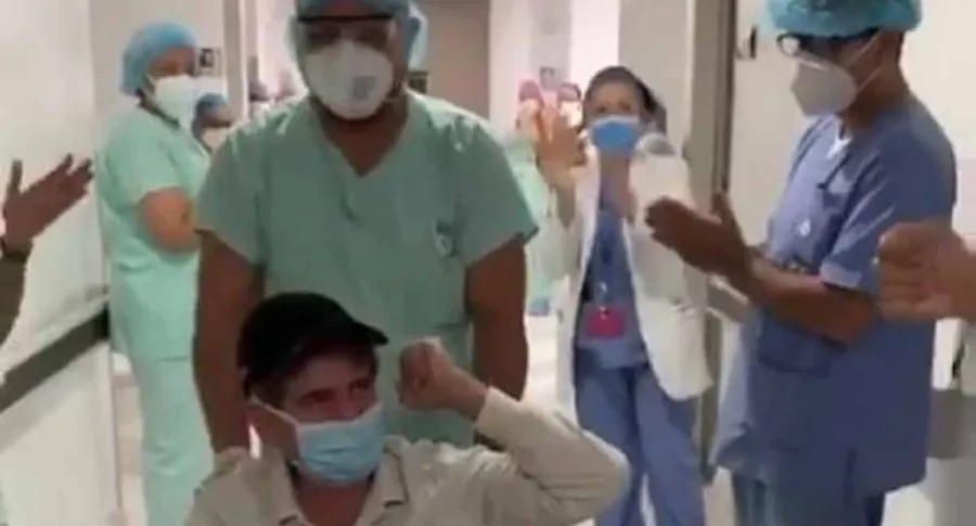 Médico sale de hospital en lucha con coronavirus