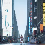 Artista callejero actúa en Times Square, Nueva York