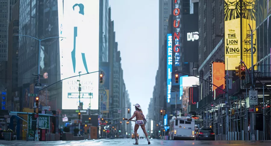 Artista callejero actúa en Times Square, Nueva York