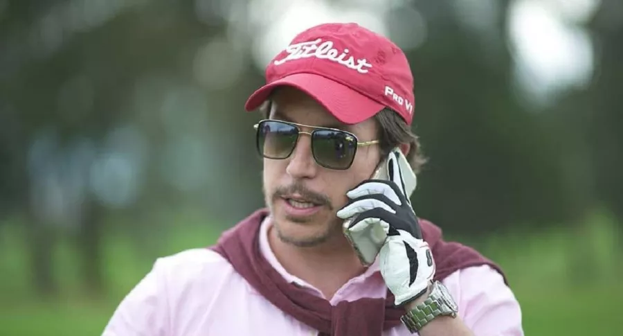 Juanpis González, jugando golf