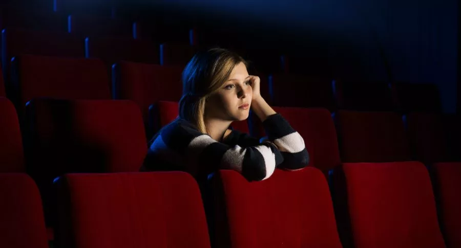 Mujer sola en una sala de cine