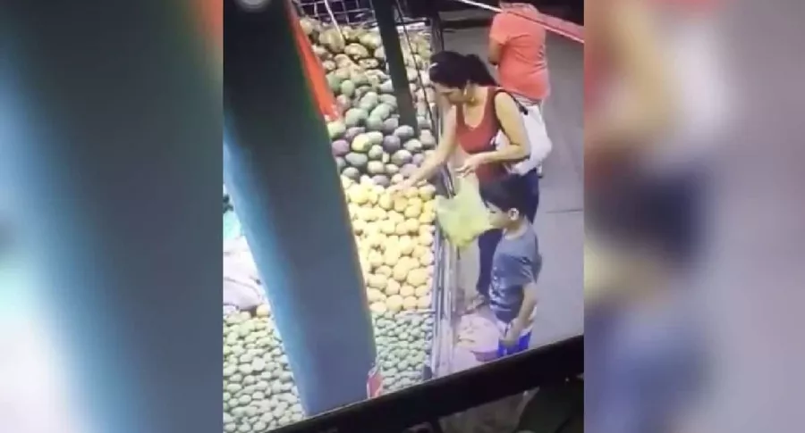 Mujer roba a niño.