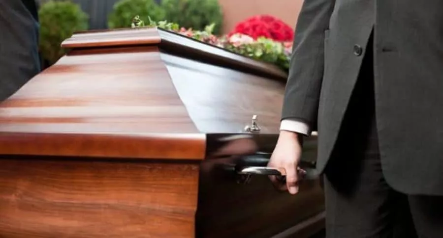 Examinan a empleados de funeraria que embalsaron muerto por COVID-19