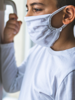 Niño con tapabocas, coronavirus