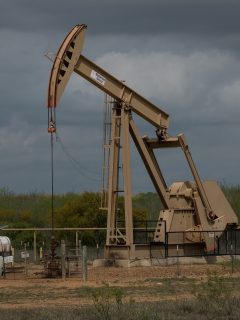 Precio del petróleo cae en picada a su peor nivel en más de 30 años.