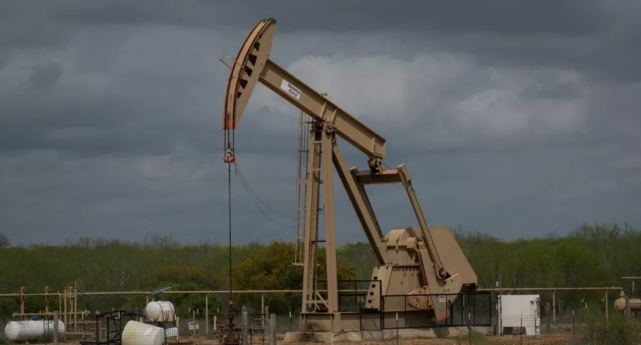 Precio del petróleo cae en picada a su peor nivel en más de 30 años.