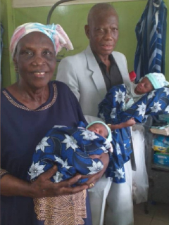 Ancianos tienen gemelos.