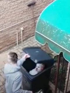 Mujer asusta a hijo.