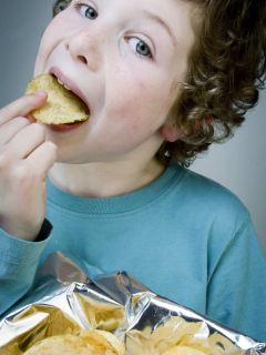 Niño comiendo papas
