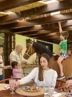 Uribe monta a su nieto en yegua