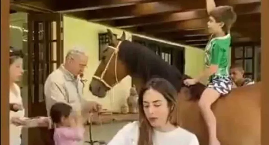 Uribe monta a su nieto en yegua