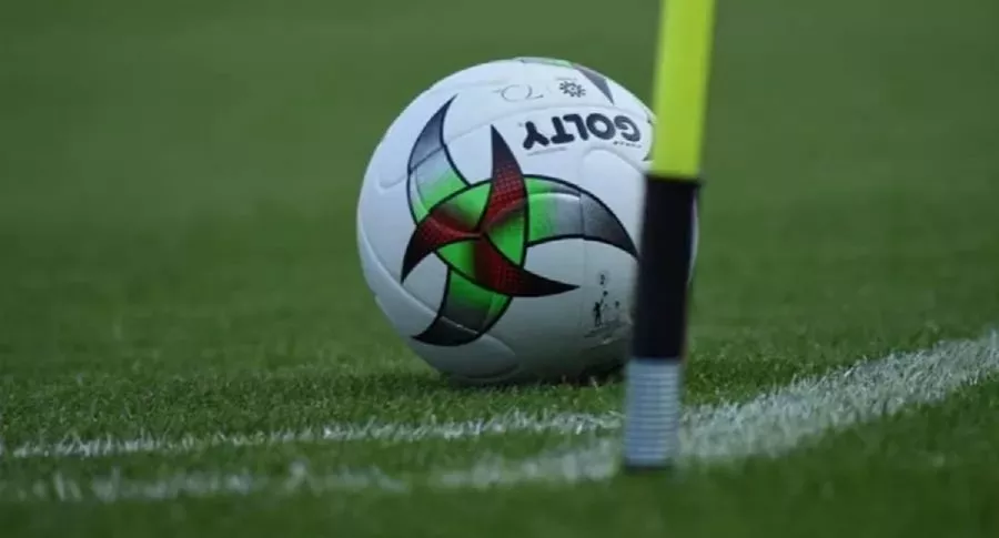 Balón de la liga colombiana, torneo que aún no define cómo se volverá a jugar en septiembre