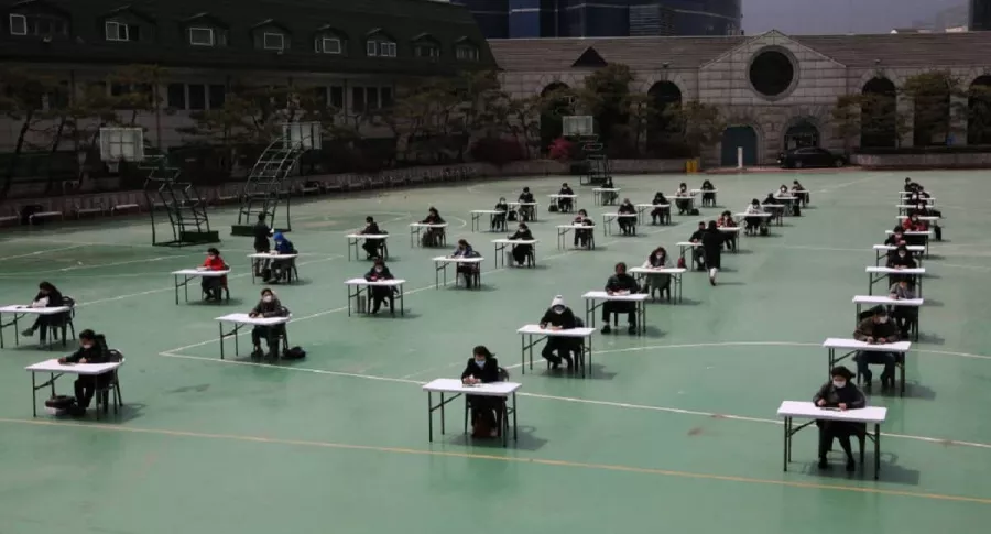 Estudiantes en Corea del Sur retoman clases en medio de la pandemia por COVID-19.