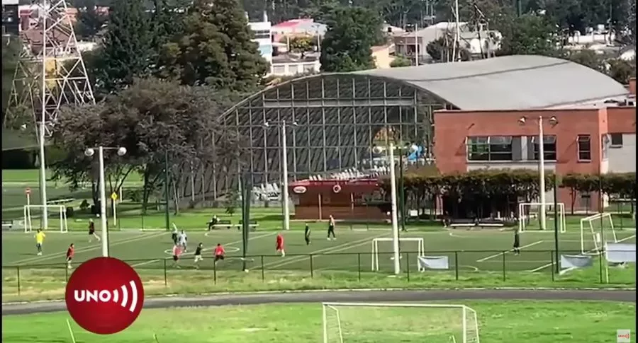 Partido de fútbol en el Centro Social de Agentes y Patrulleros de la Policía, en Bogotá.