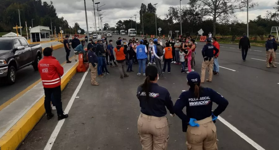 Buses con venezolanos retenidos en norte de Bogotá