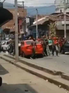Ataque de habitantes de calle a carro del CTI