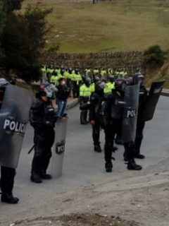 Esmad, en operativo de desalojo en Bogotá