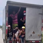 Venezolanos transportados en furgón