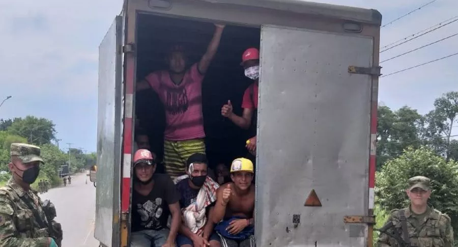 Venezolanos transportados en furgón