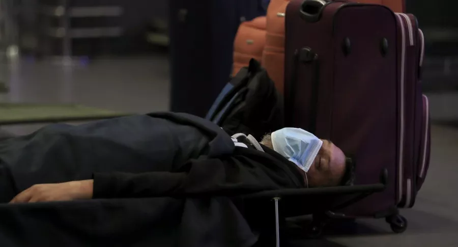 Pasajero duerme en el suelo del aeropuerto El Dorado durante la pandemia de COVID-19
