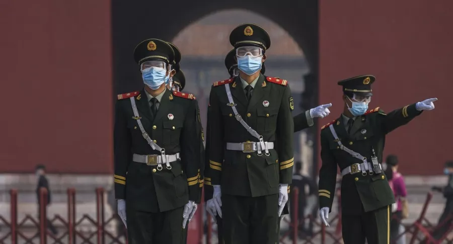 Militares chinos durante la pandemia de COVID-19