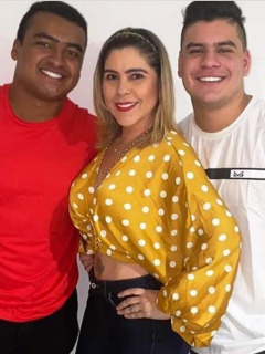 Luis Mariano y Moisés Díaz con su mamá, Betsy Liliana González.