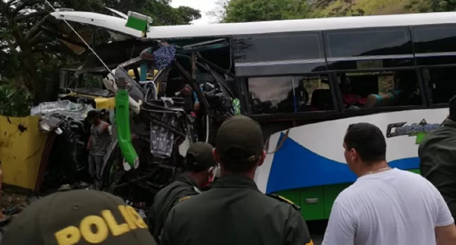 Accidente de bus de servicio público en la vía Santa Marta-Palomino