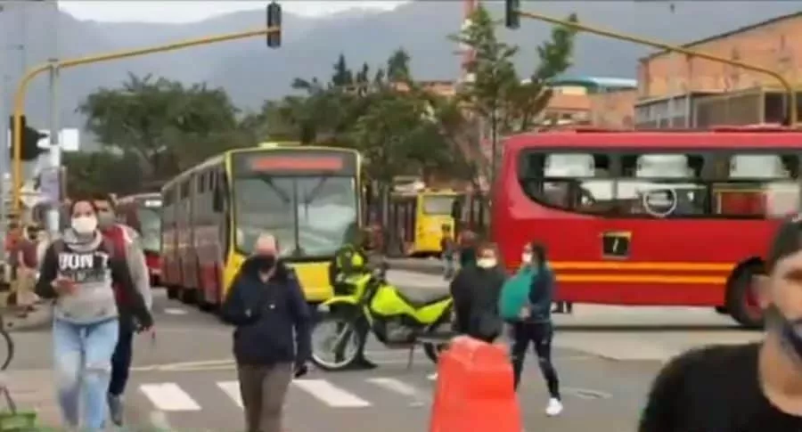 Protestas y bloqueos a Transmilenio en Bogotá