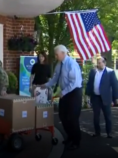 Pence lleva cajas supuestamente vacías.