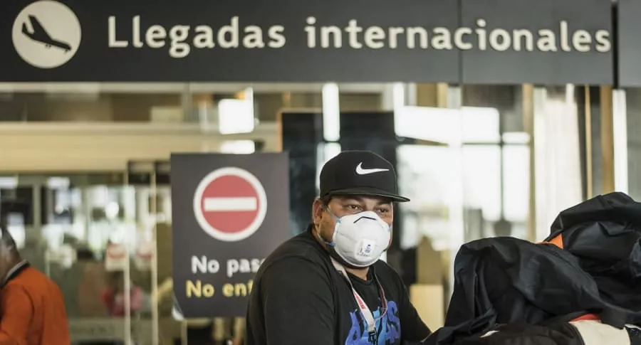 Colombianos vuelven a Colombia por el aeropuerto El Dorado de Bogotá durante la pandemia de COVID-19