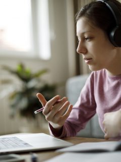 Mujer usando internet