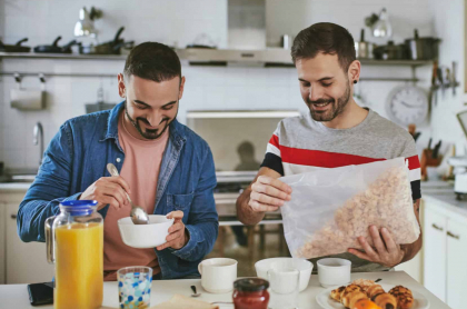 Hombres comiendo cereal