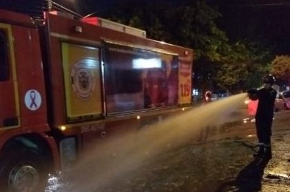 Concejal llenó piscina con carro de bomberos en Santander