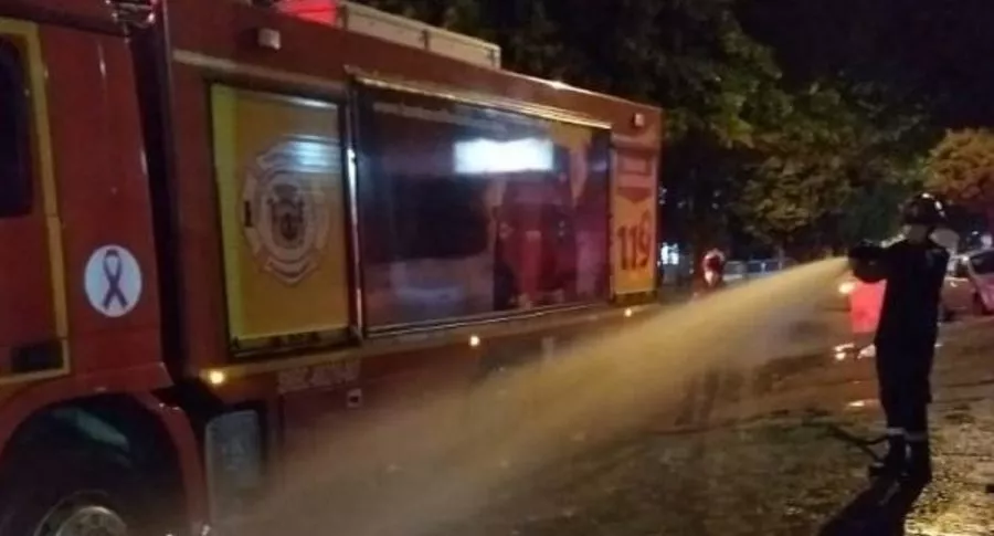 Concejal llenó piscina con carro de bomberos en Santander
