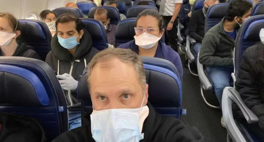 Médico denuncia vuelo de United Airlines