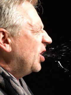 Un estornudo puede tener hasta 100 mil partículas de coronavirus.