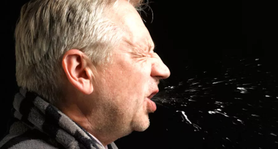 Un estornudo puede tener hasta 100 mil partículas de coronavirus.