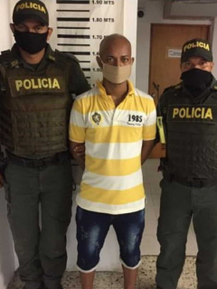 Hombre-con-granada-en-Soledad1