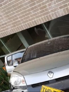 Estrella carro en reversa contra edificio en El Poblado