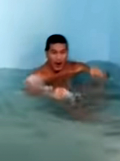 Jóvenes convirtieron sala de la casa en piscina.
