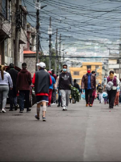 Personas en la calle en medio de emergencia.