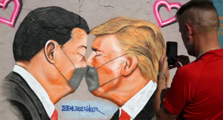 Mural de Trump y Jiping en Berlín
