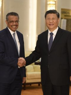 Tedros Adhanom, director de la OMS, y Xi Jinping, presidente de China