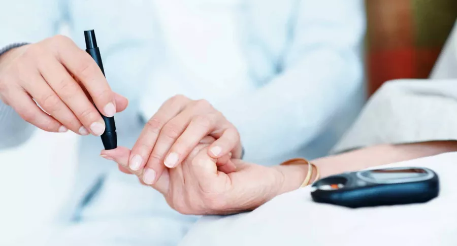 El dispositivo promete mejorar la calidad de vida de quienes padecen diabetes y requieren de un monitoreo constante. 