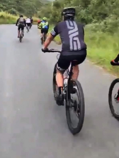 Ciclistas aficionados violando la cuarentena